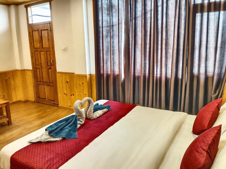 Bed, Seating area, Bedroom