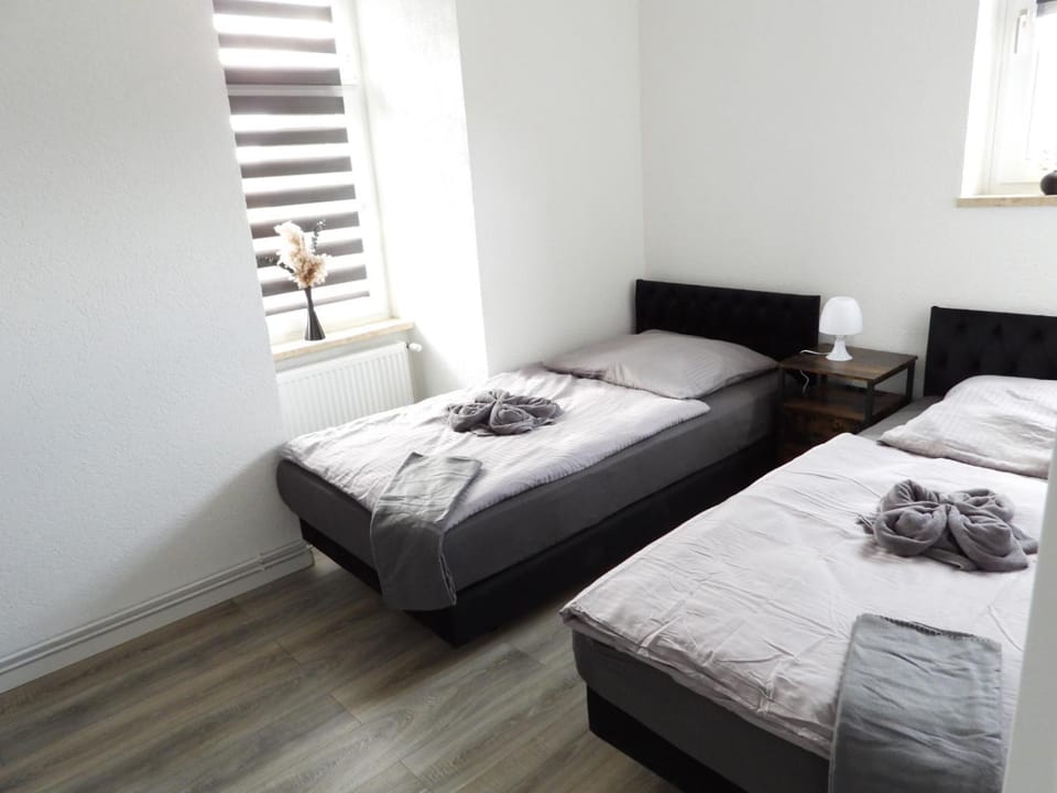 Bed, Bedroom, towels