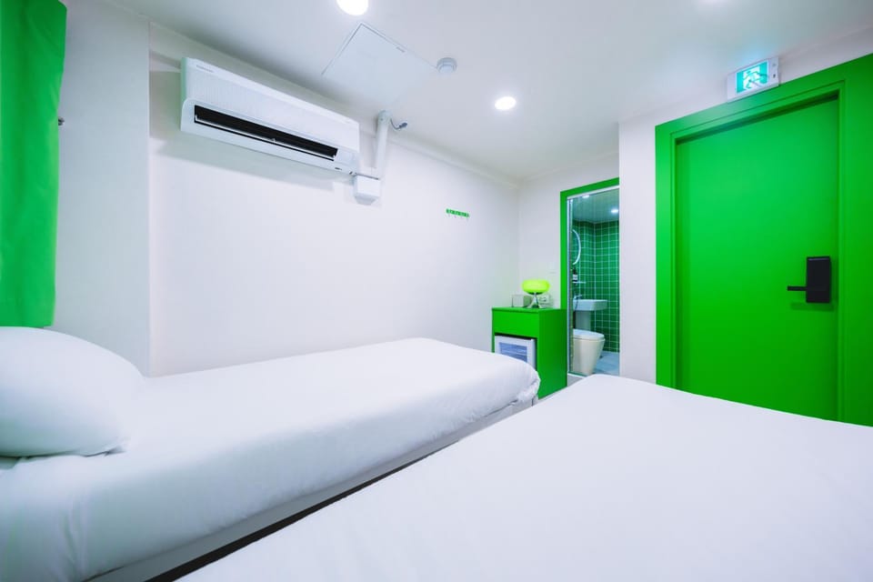 Bed, Photo of the whole room, Bedroom, air conditioner