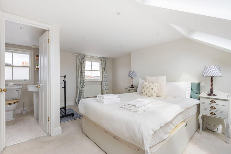 GuestReady - Charming London Home with Attic Room Bed and Breakfast in London