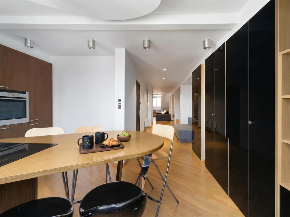 Coffee/tea facilities, Kitchen or kitchenette, Living room, Seating area, Dining area