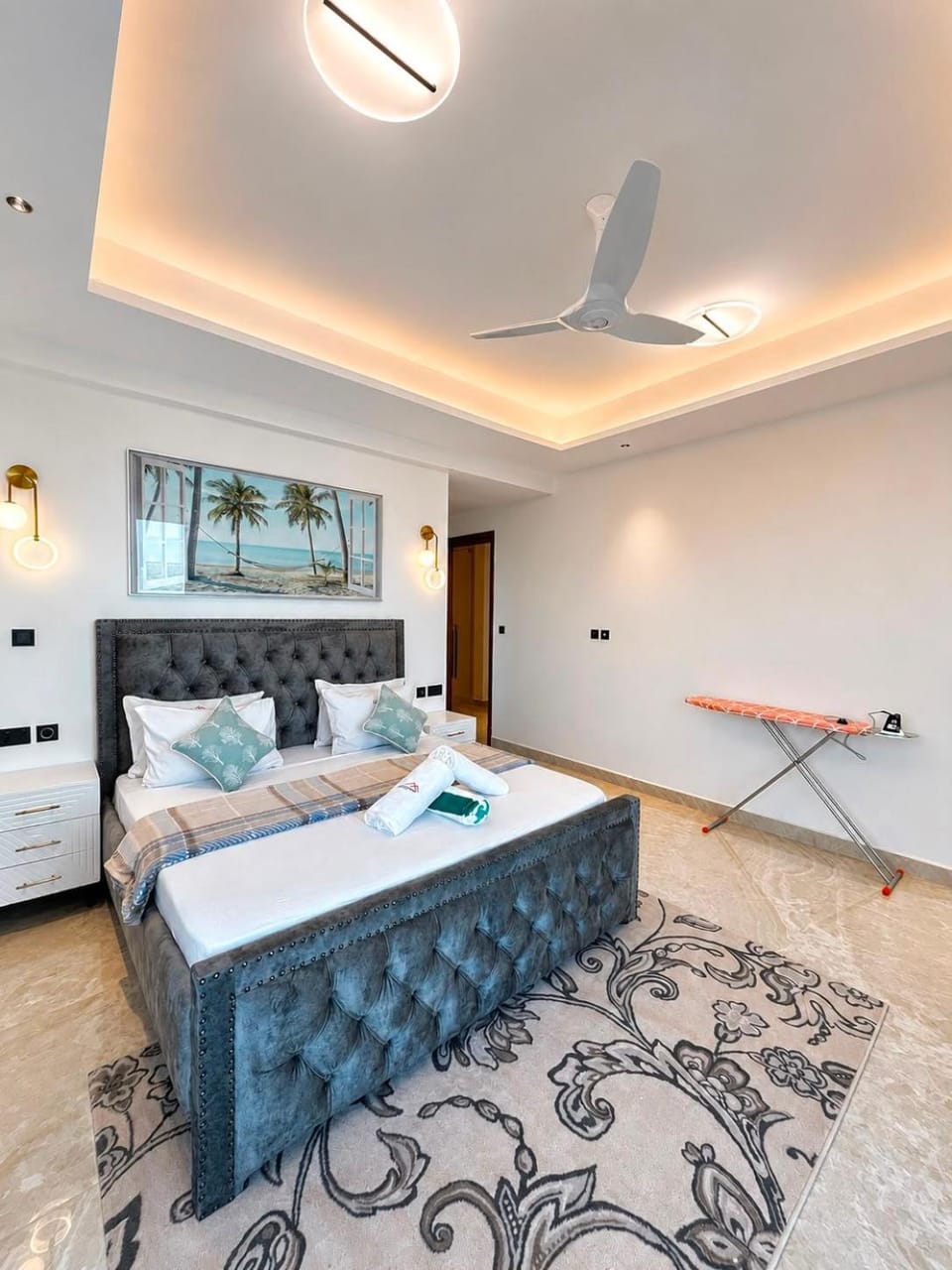 Bed, Seating area, Bedroom
