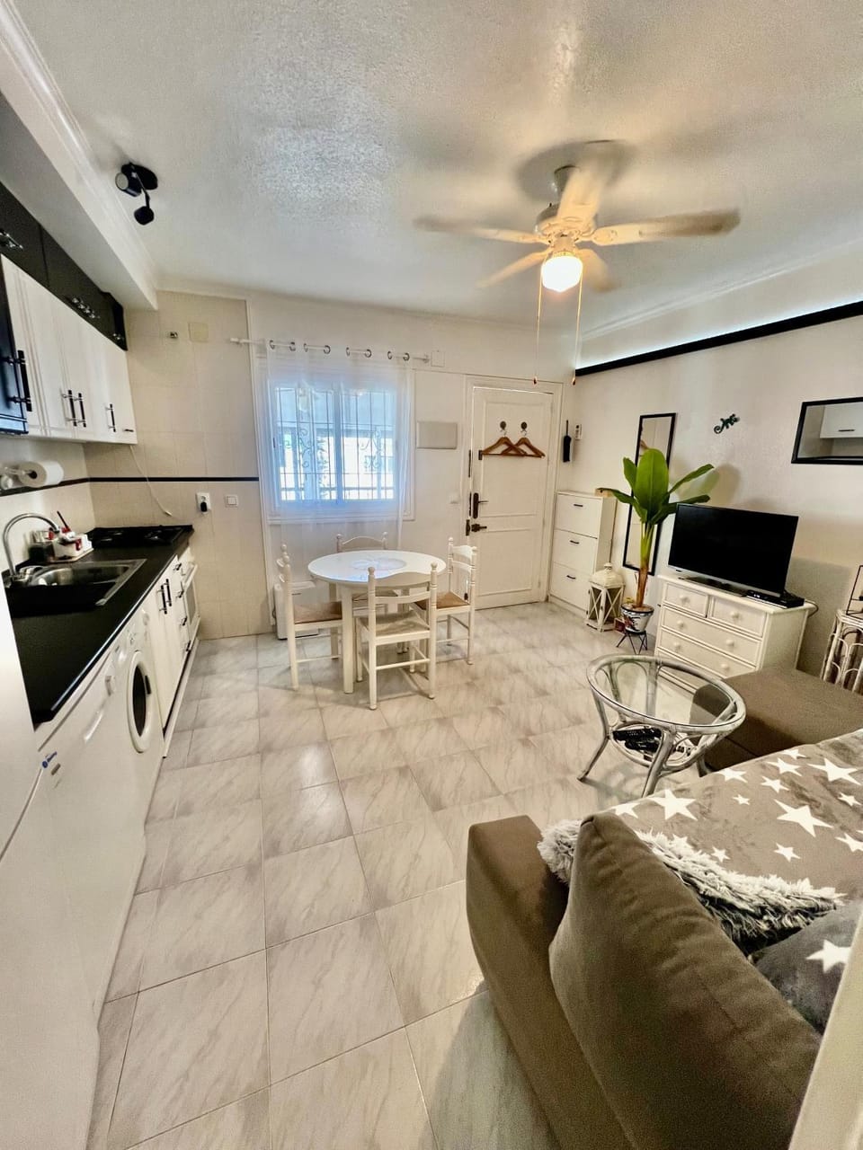 TV and multimedia, Kitchen or kitchenette, Living room, Dining area