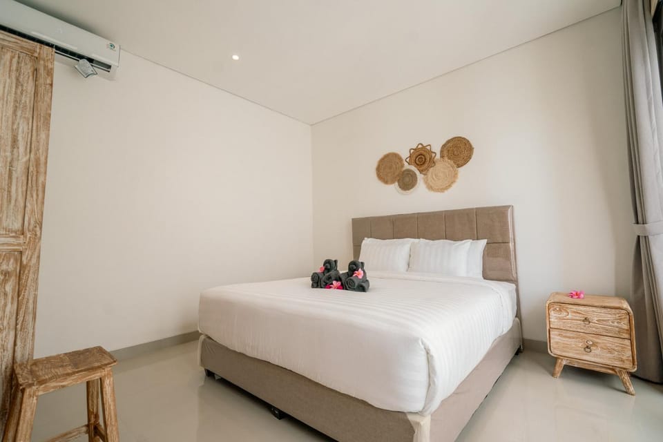 Bed, Bedroom, towels, air conditioner