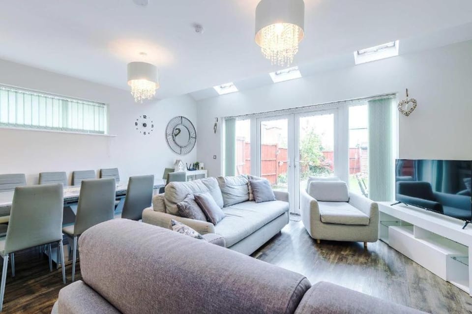 Large Townhouse by the Etihad & Coop Live Arena with Parking House in Manchester