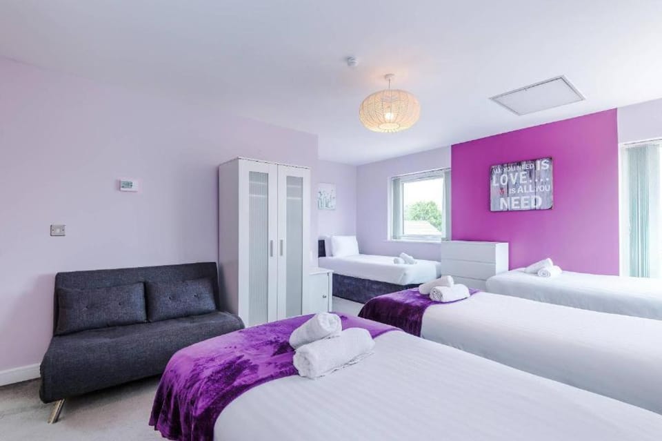 Large Townhouse by the Etihad & Coop Live Arena with Parking House in Manchester