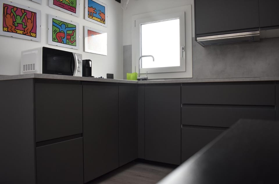 Coffee/tea facilities, Kitchen or kitchenette, microwave