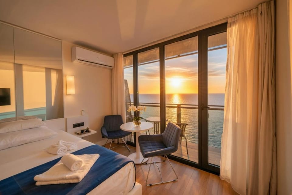 Bed, Natural landscape, TV and multimedia, View (from property/room), Balcony/Terrace, Living room, Photo of the whole room, Seating area, Bedroom, Sea view, hair dresser