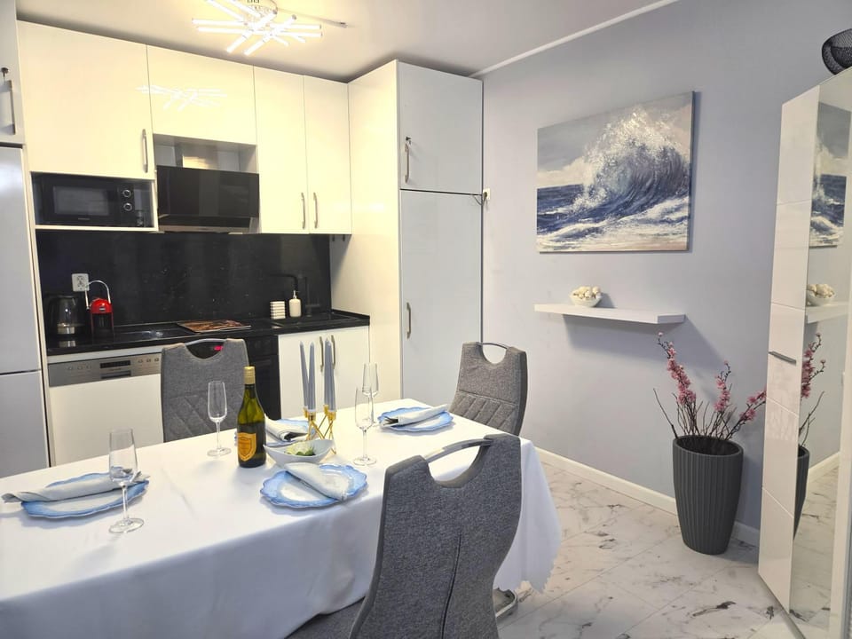 Kitchen or kitchenette, Dining area, minibar, oven, stove