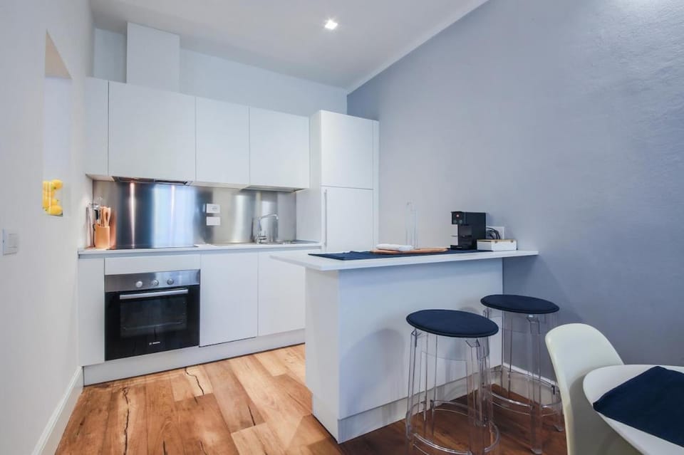 Coffee/tea facilities, Kitchen or kitchenette, dishwasher, oven, stove