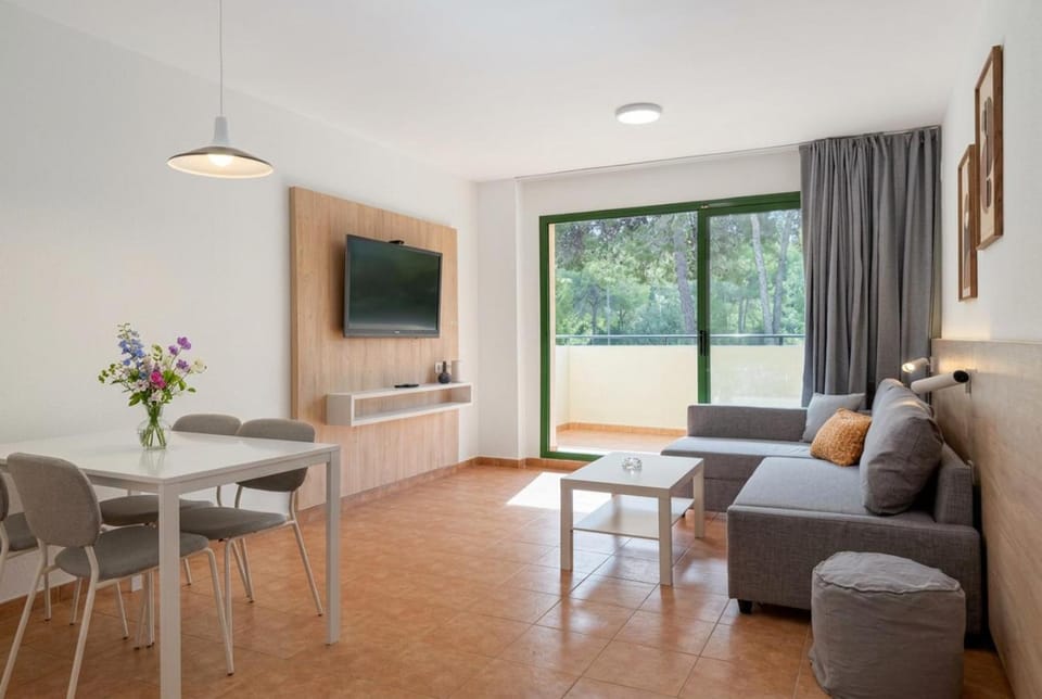 TV and multimedia, Living room, Seating area, Dining area