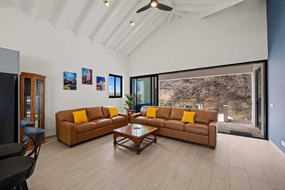 Cliffside Penthouse - Private Pool - Seaview - Bluebay Villa in Sint Michiel