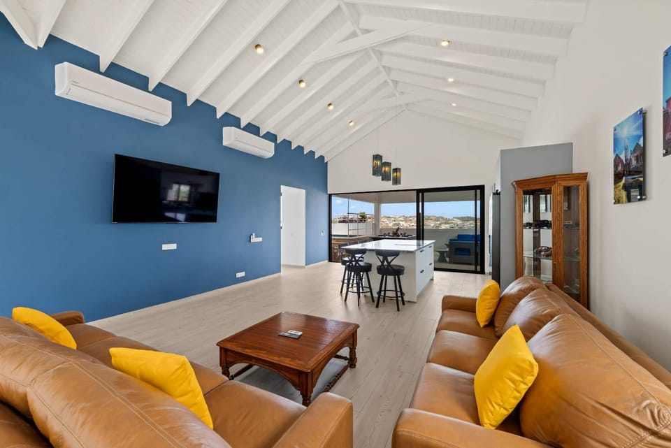 Cliffside Penthouse - Private Pool - Seaview - Bluebay Villa in Sint Michiel