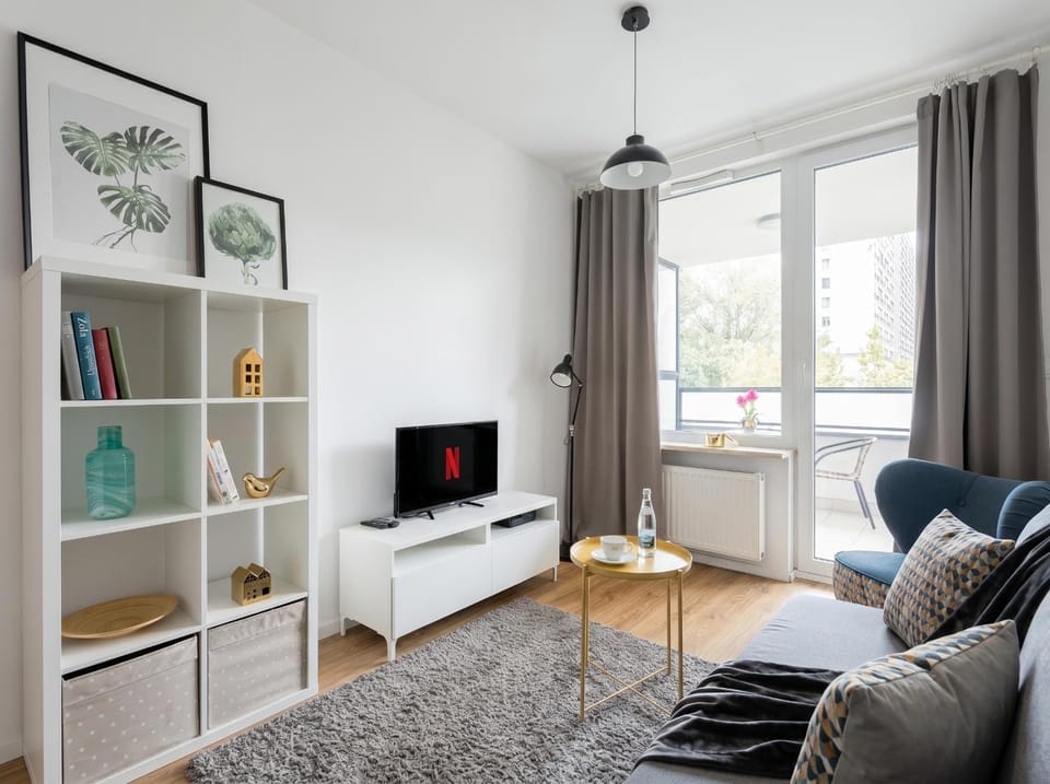 Communal lounge/ TV room, Library, TV and multimedia, Living room, Seating area, Evening entertainment