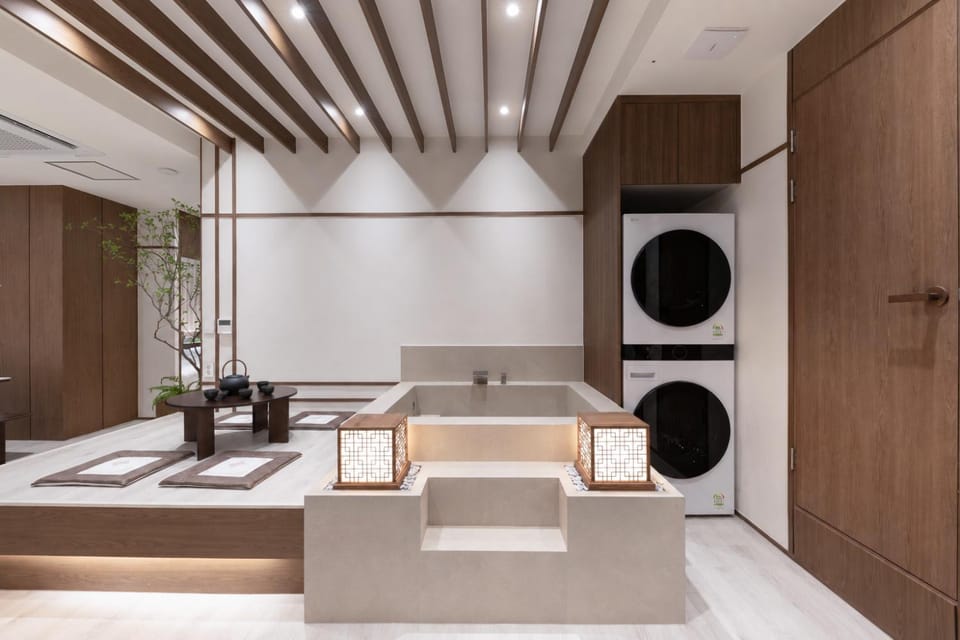 Hot Tub, Living room, Bath, washing machine, dryer