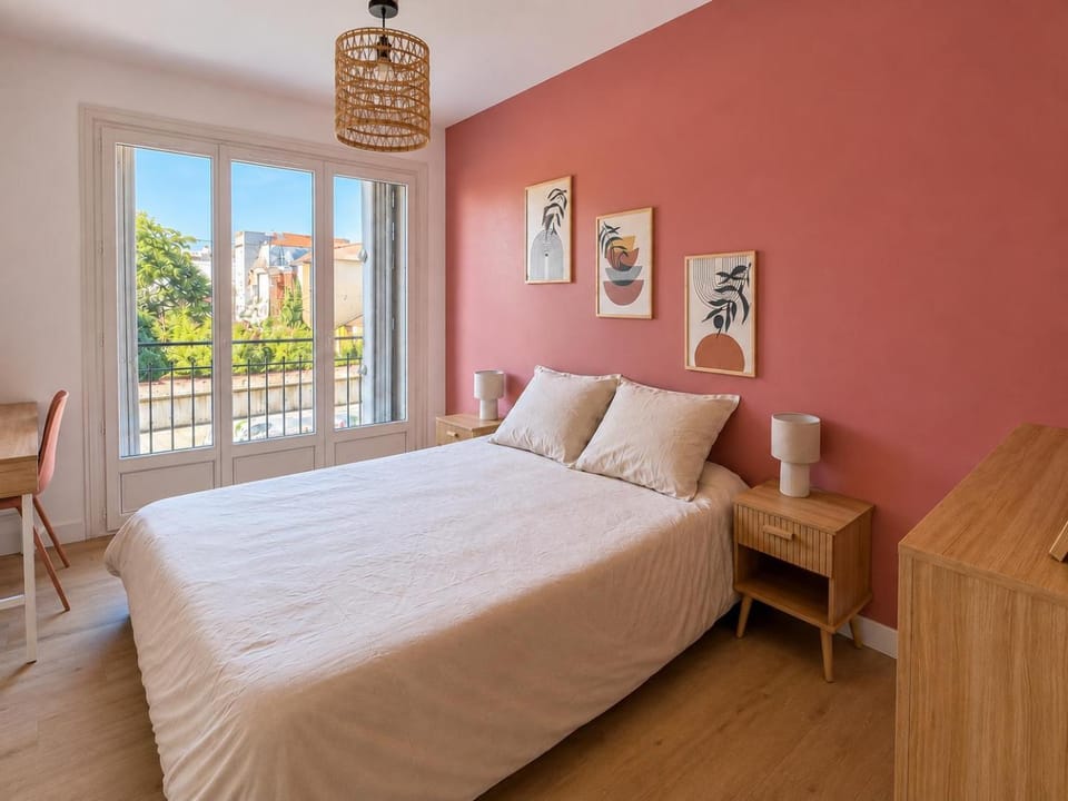 Bed, Photo of the whole room