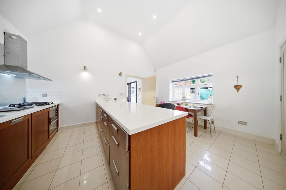 Tudor Lodge · Gated Moseley Home · Free Parking Apartment in Birmingham