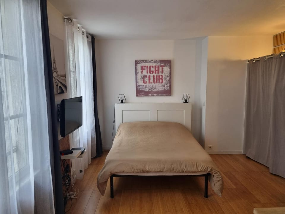 Grand studio sur cour privée Apartment in Paris