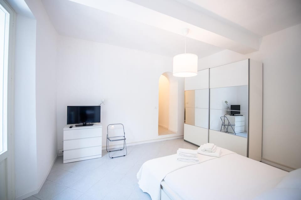 Bed, TV and multimedia, Photo of the whole room, Bedroom, towels, wardrobe