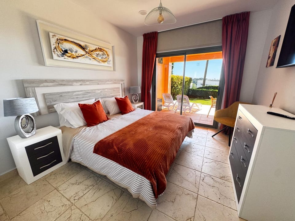 Bed, TV and multimedia, Photo of the whole room, Bedroom, Garden view, sunbed, wardrobe