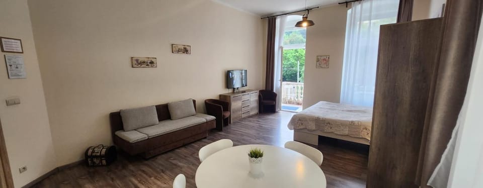 TV and multimedia, Living room, Seating area, Bedroom