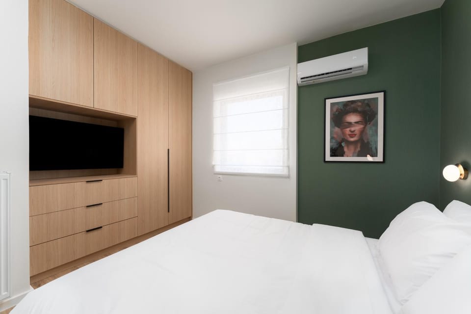 Bed, TV and multimedia, wardrobe, air conditioner