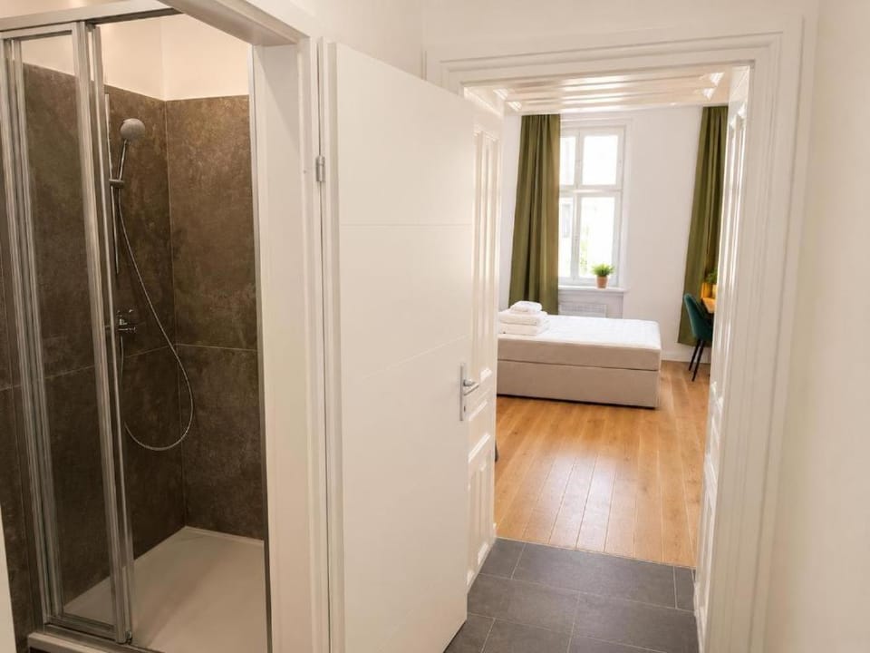 Apartment near Hauptbahnhof & Air Conditioned Apartment in Vienna