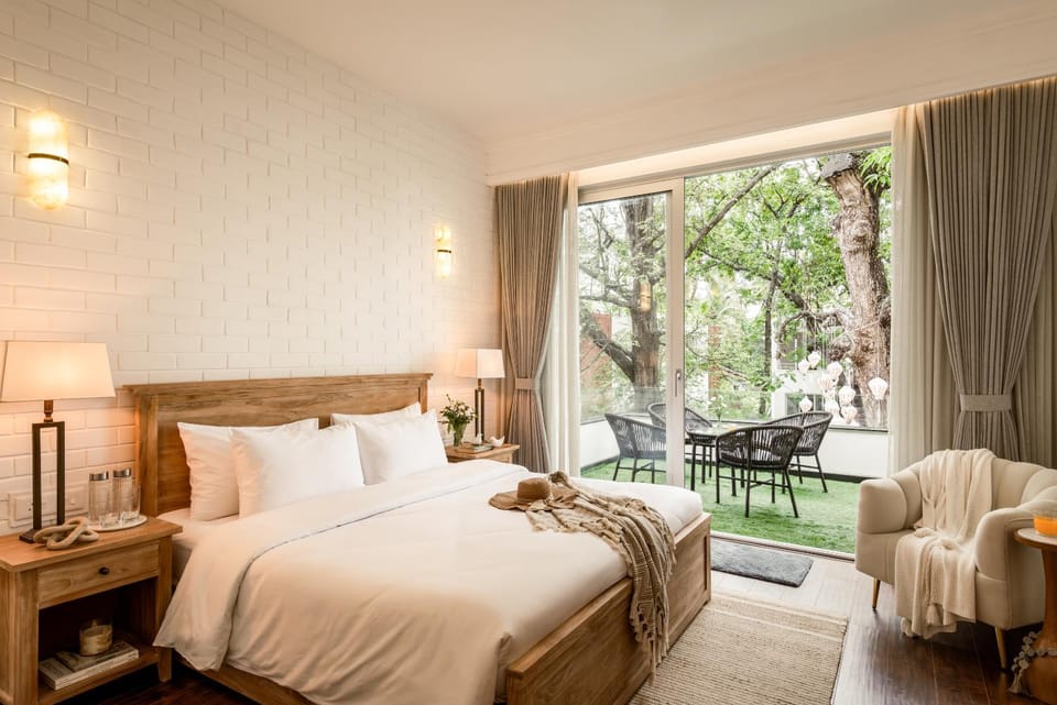 Bed, Balcony/Terrace, Seating area, Bedroom