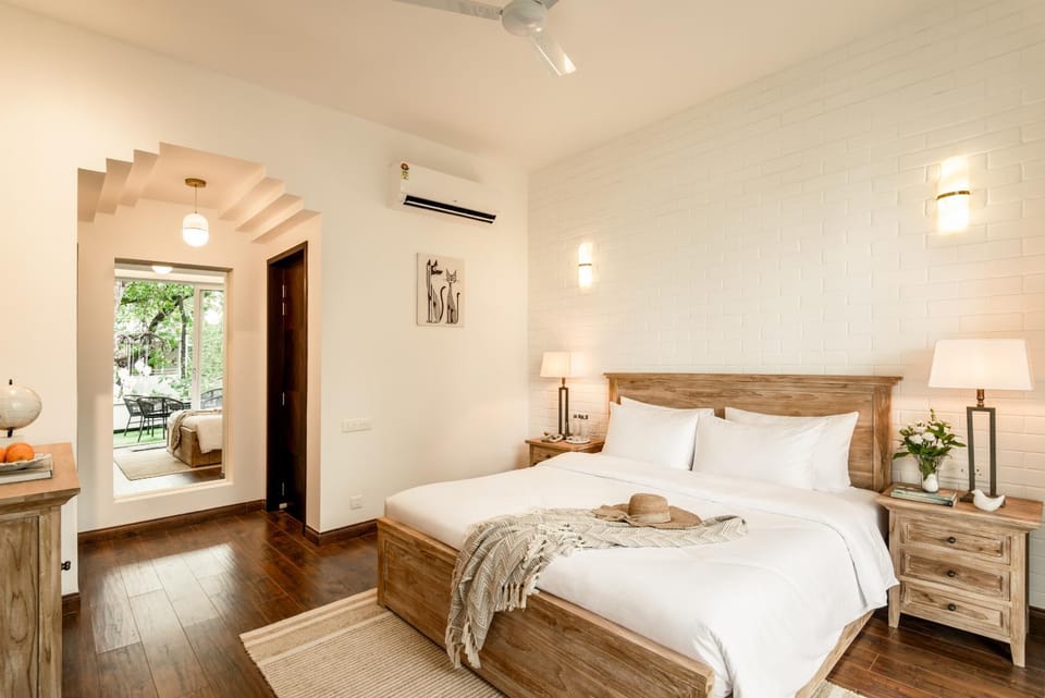 Bed, Bedroom, towels, air conditioner