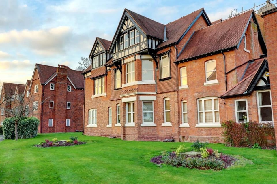 Elegant 2-Bed Manor Flat · Moseley · Free Parking Apartment in Birmingham