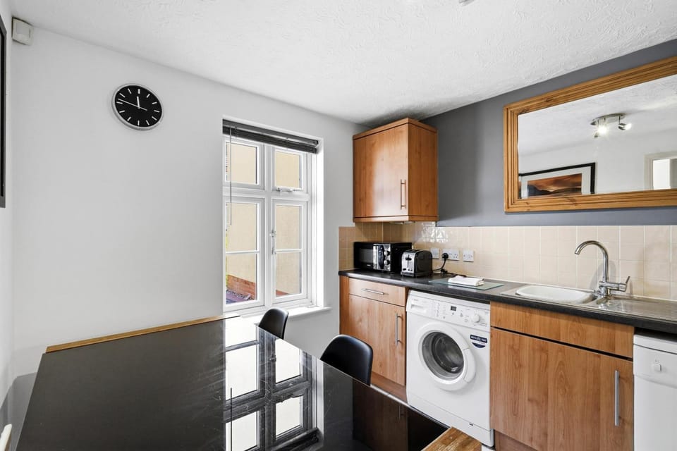 Modern 3BR Retreat|Garden & Parking House in Shirley