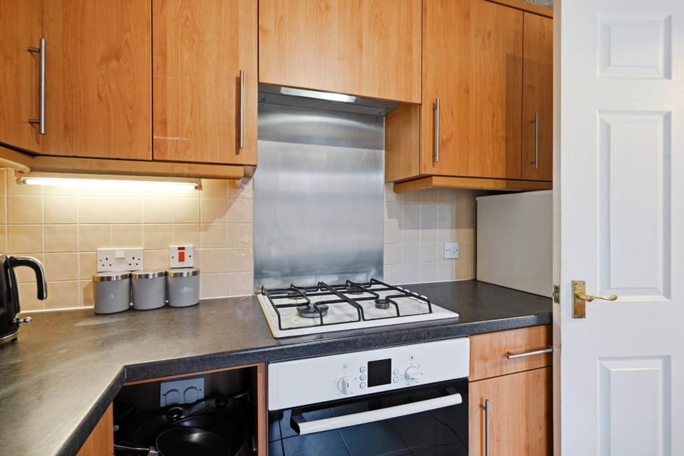 Modern 3BR Retreat|Garden & Parking House in Shirley