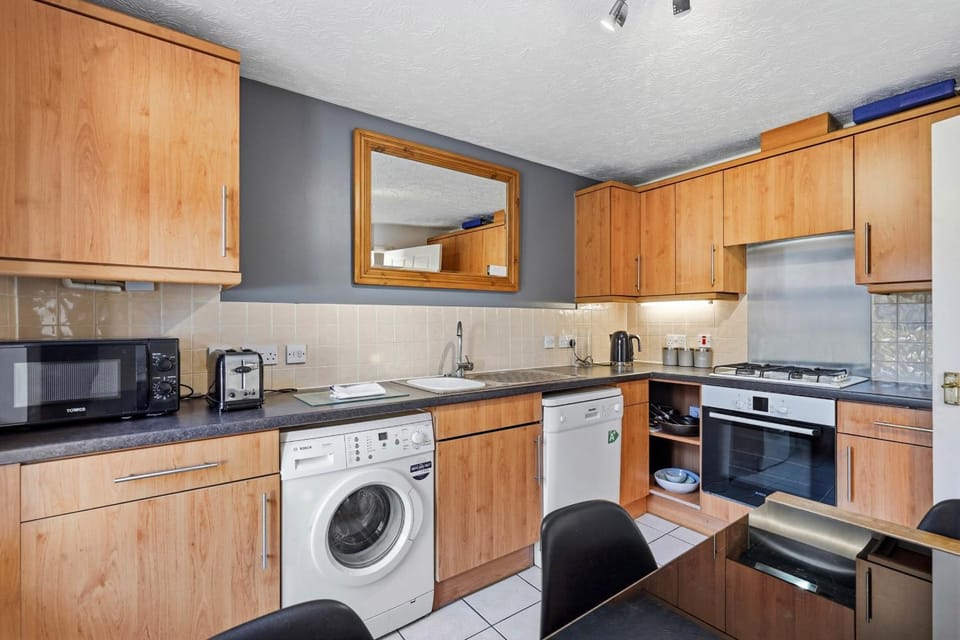 Modern 3BR Retreat|Garden & Parking House in Shirley