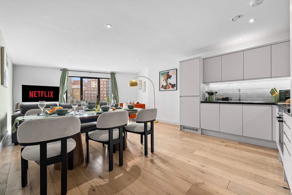 Kitchen or kitchenette, Living room, Seating area, Dining area, oven, stove