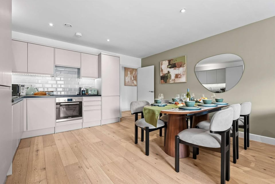 Kitchen or kitchenette, Dining area, dishwasher, minibar, oven, stove
