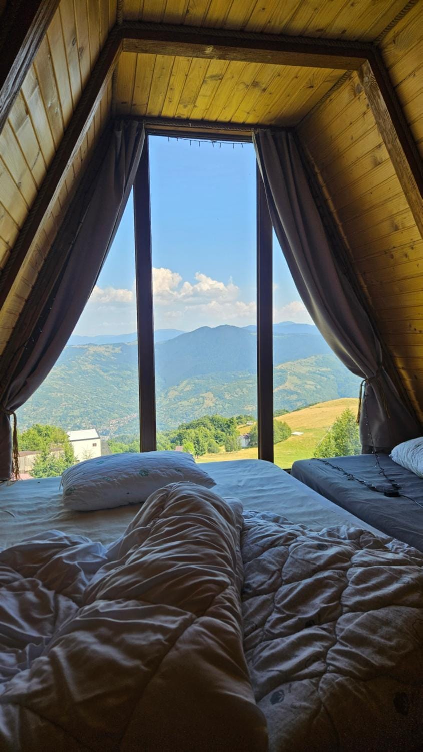 Bed, Natural landscape, Photo of the whole room, Bedroom, Mountain view