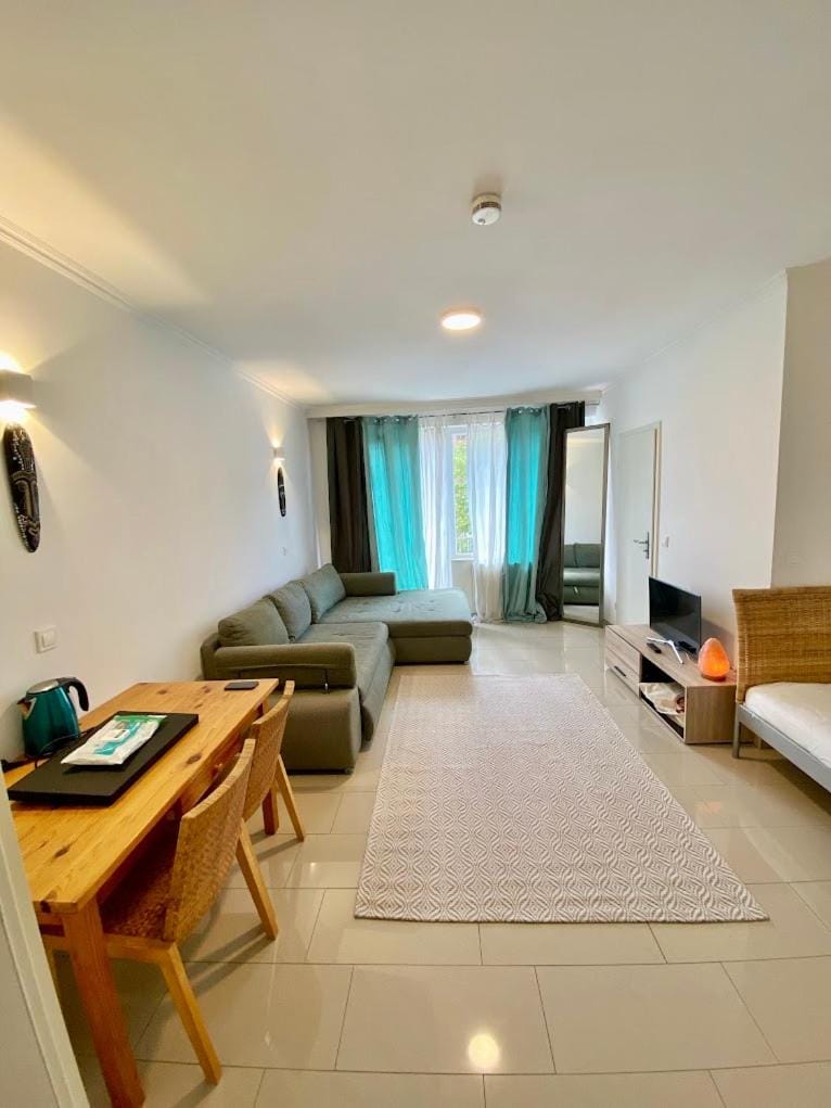 Communal lounge/ TV room, TV and multimedia, Living room, Photo of the whole room, Seating area, Bedroom