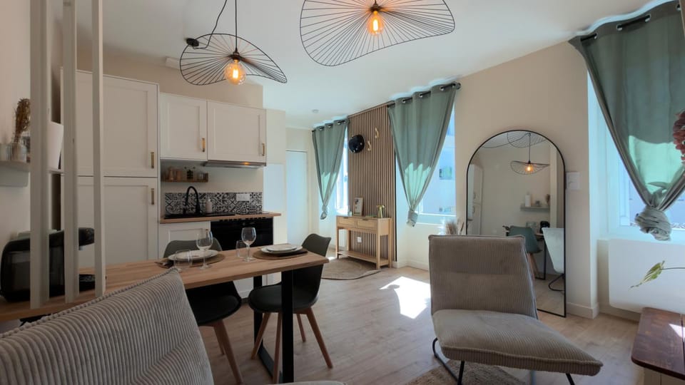 Kitchen or kitchenette, Living room, Seating area, Dining area, pet friendly, stove