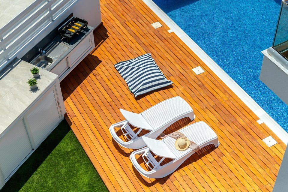 Patio, Swimming pool, sunbed