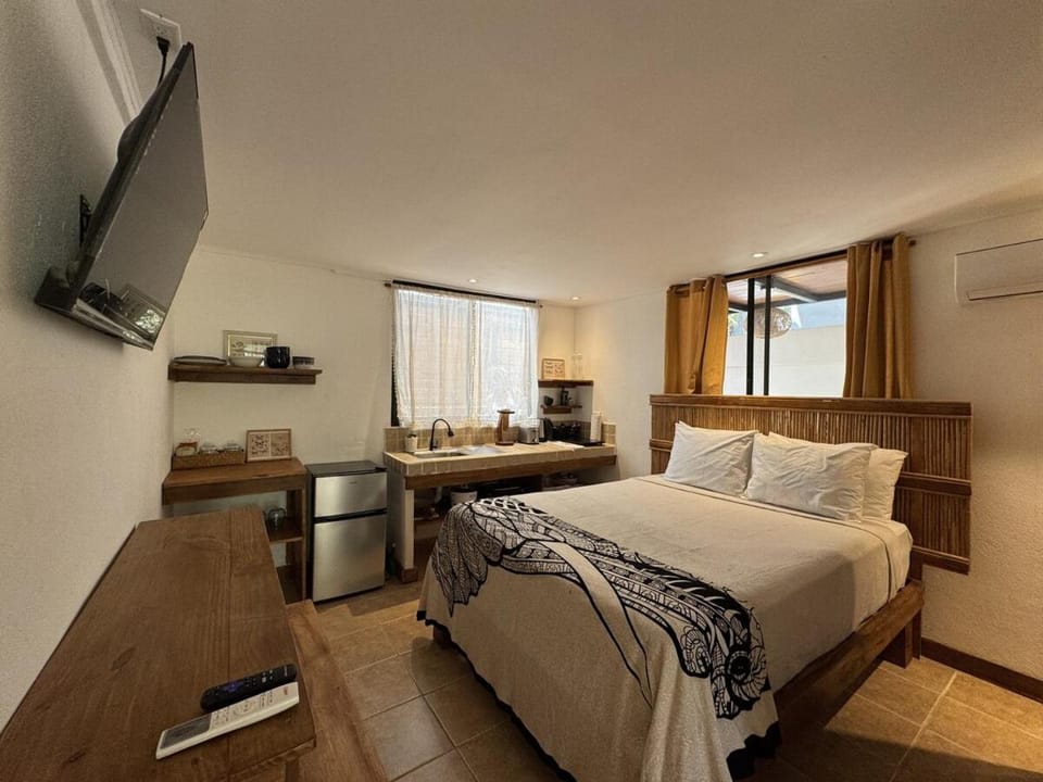 Bed, TV and multimedia, Photo of the whole room, Bedroom