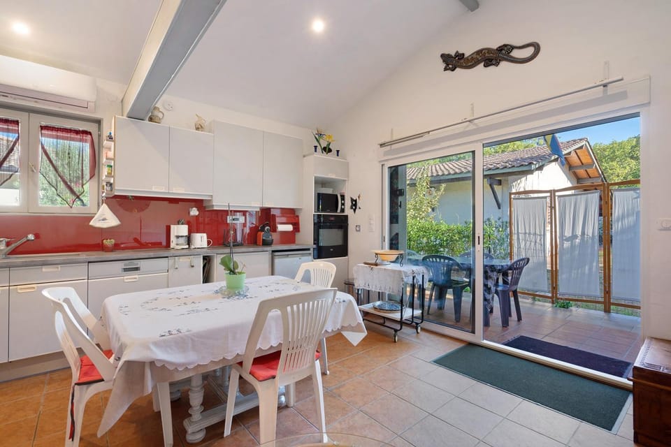 Property building, Kitchen or kitchenette, Living room
