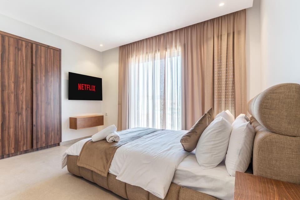 Bed, TV and multimedia, Photo of the whole room, Bedroom