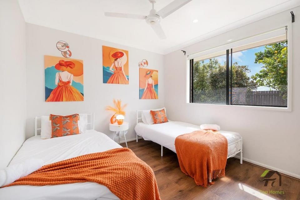 Spacious Logan Reserve Home Convenient Shopping House in Brisbane