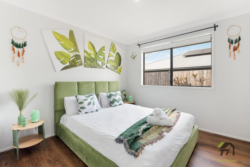 Spacious Logan Reserve Home Convenient Shopping House in Brisbane
