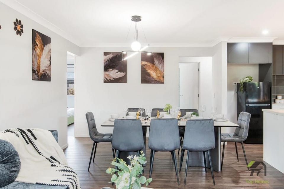 Spacious Logan Reserve Home Convenient Shopping House in Brisbane