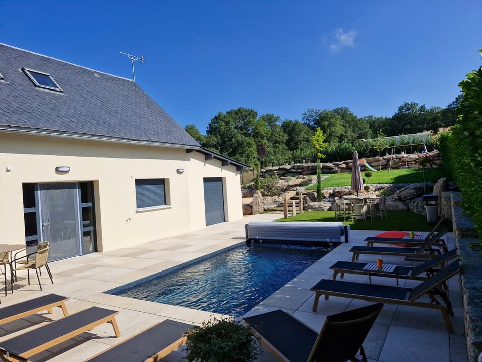 Gîte de Belle Vue, Lac, Jacuzzi et piscine privée House in Occitanie