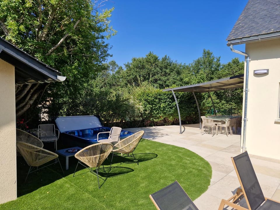 Gîte de Belle Vue, Lac, Jacuzzi et piscine privée House in Occitanie