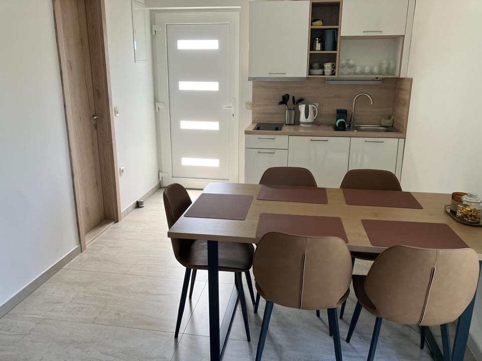 Coffee/tea facilities, Kitchen or kitchenette, Living room, Seating area, Dining area, stove