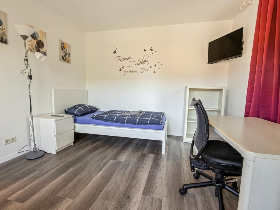 Bed, TV and multimedia, Photo of the whole room