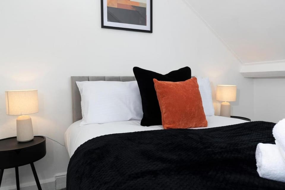Spacious 4BR House Sleeps 7 Free WiFi Apartment in Gateshead